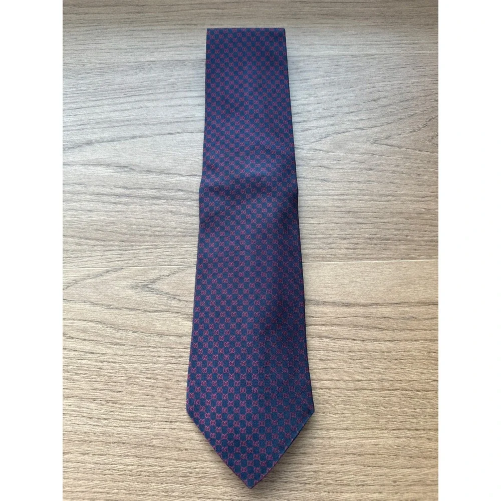 Gucci Mens Silk Tie Navy Blue Red GG Micro Monogram Logo Made in Italy Classic
